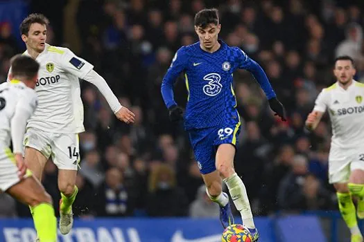 Com erro do goleiro e gol de brasileiro, Chelsea perde para o Leeds no Inglês