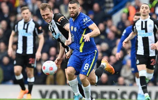 Chelsea vence Newcastle em jogo com manifestações da torcida contra sanções