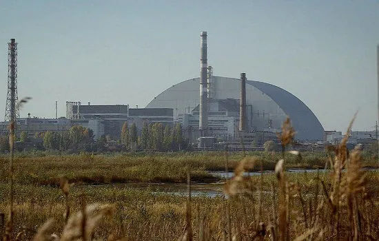 Ataques russos a cidade perto de Chernobyl ameaçam a segurança da usina