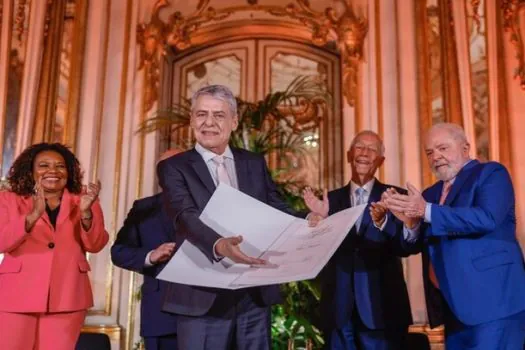 Lula assina e entrega diploma do Prêmio Camões a Chico Buarque