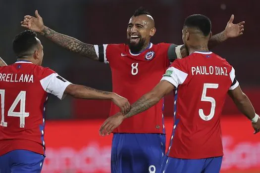 Vidal marca 2 e Chile vence Peru no Estádio Nacional de Santiago