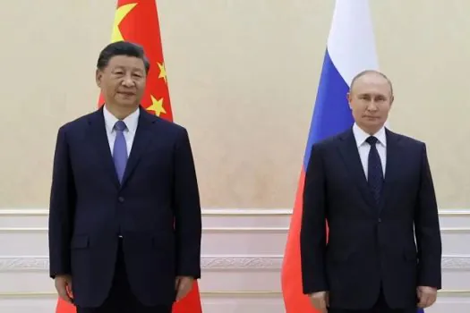 China avalia ajudar Rússia com armas, dizem EUA