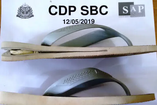 Pai de detento tenta entrar no CDP de SBC com chinelo recheado com ilícito