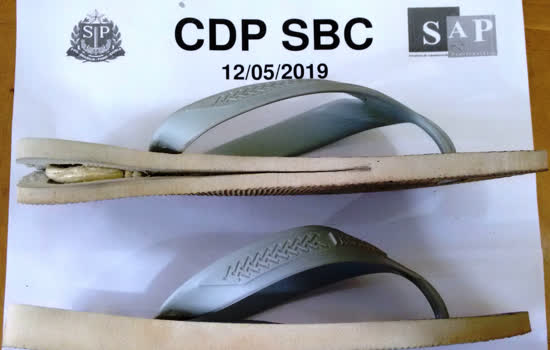 Pai de detento tenta entrar no CDP de SBC com chinelo recheado com ilícito