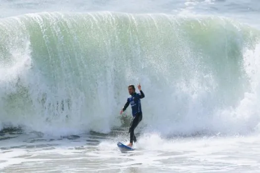 Chumbinho supera Slater; Ítalo Ferreira e outros 3 brasileiros avançam em Peniche