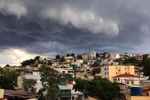 Chuvas, ventos fortes e frio marcam o carnaval em quase todo o país