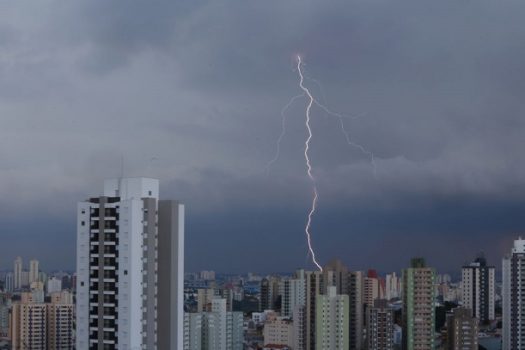 Chuva no litoral norte de SP causa inundações e bloqueio em estradas