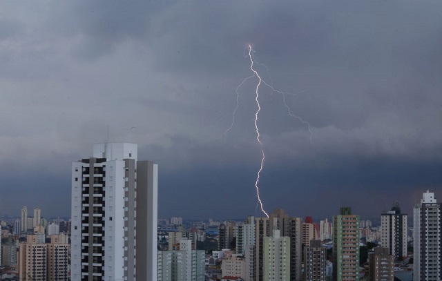 Chuva no litoral norte de SP causa inundações e bloqueio em estradas