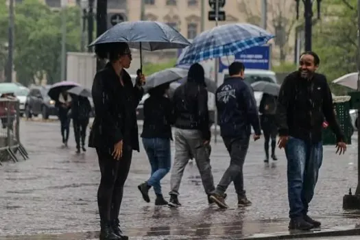 Capital paulista tem chuva forte e entra em estado de atenção para alagamentos