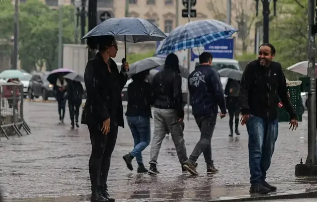 Capital paulista tem chuva forte e entra em estado de atenção para alagamentos