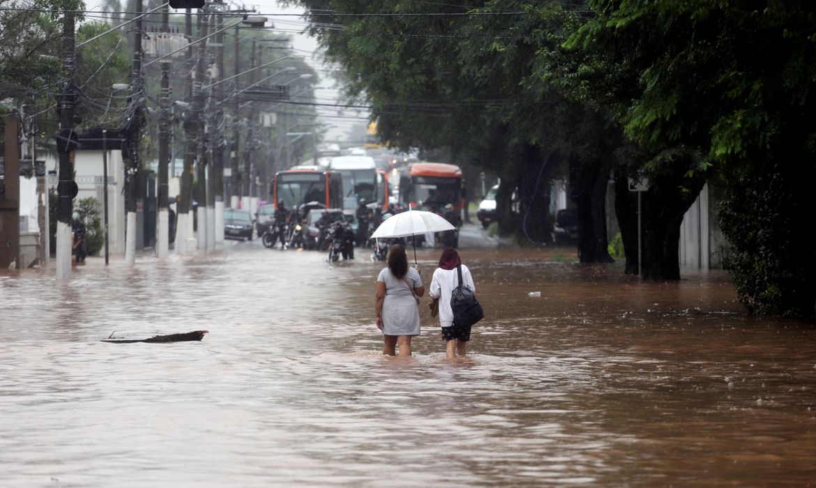 Chuvas em São Paulo levam à suspensão de rodízio de veículos