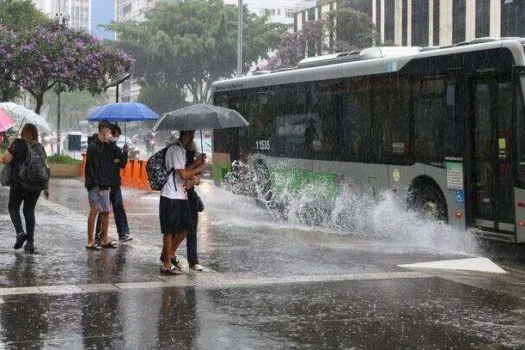 Após temporal, chuva continua neste sábado (12) em São Paulo