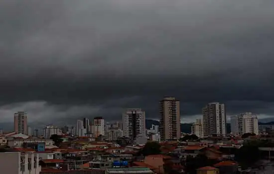 Passagem de frente fria deixa SP em alerta para temporais