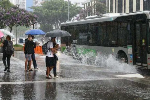 Ciclone em alto-mar deve causar chuva e ventos fortes nesta semana