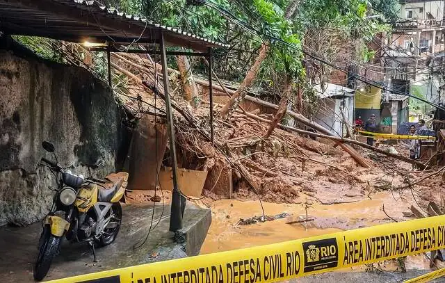 Chuva provoca deslizamentos e RJ permanece em estágio de mobilização