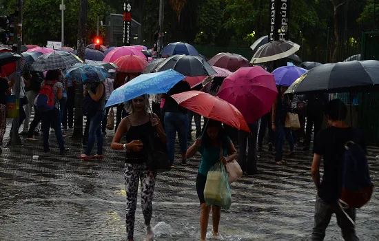 Tempo na cidade de São Paulo segue chuvoso e volume de chuva superou a média do mês