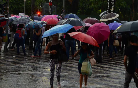 O contato com a água de enchentes pode causar diversas doenças