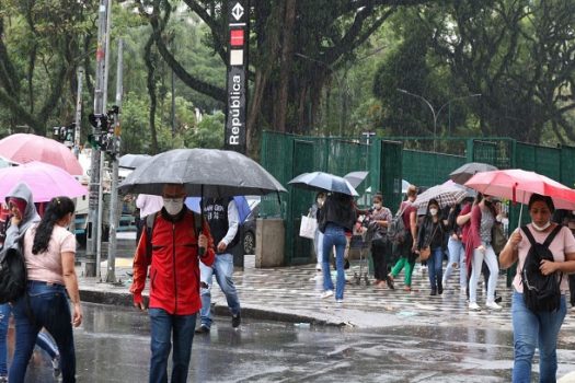 Com o verão, SP enfrenta chuvas intensas e riscos à saúde