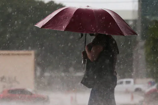 Previsão do Tempo: Capital paulista amanhece com céu encoberto e chuva