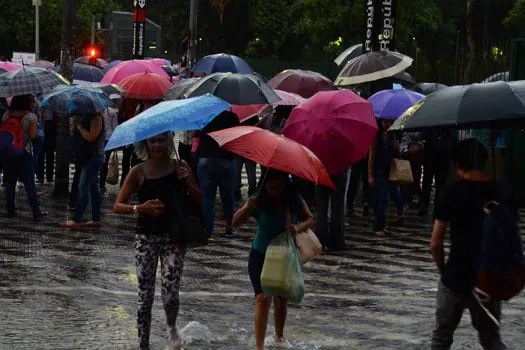 Previsão do Tempo: Cidade de São Paulo amanhece com céu nublado e chuva