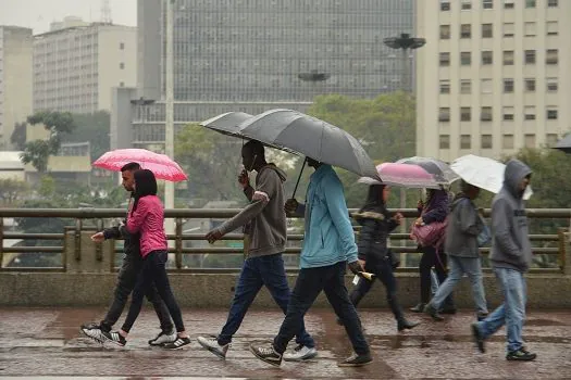 Previsão do tempo: Cidade de São Paulo amanhece com chuva fraca