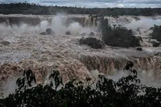 Fortes chuvas interditam passarela nas Cataratas do Iguaçu