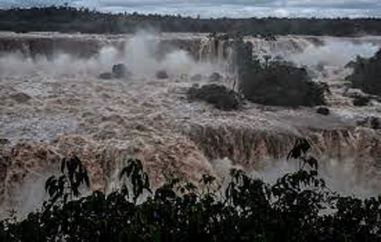 Fortes chuvas interditam passarela nas Cataratas do Iguaçu