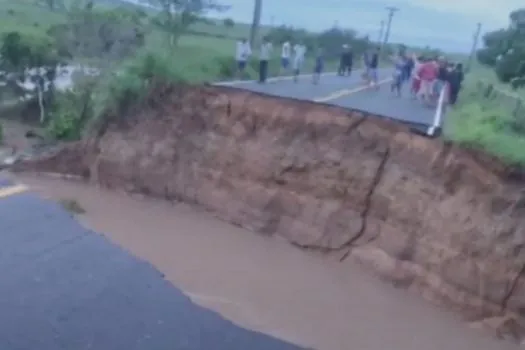 Cratera em rodovia deixa um morto e quatro feridos em Sergipe