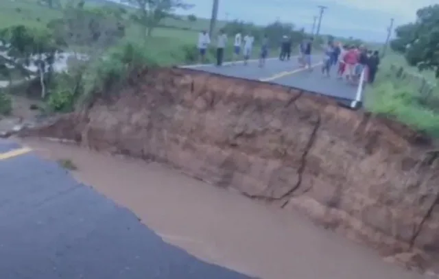 Cratera em rodovia deixa um morto e quatro feridos em Sergipe