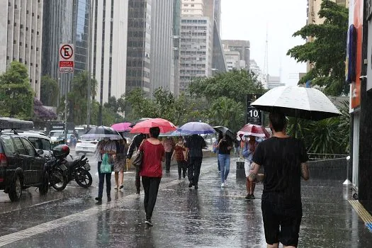 Previsão do tempo: Manhã na capital paulista inicia com chuva fraca