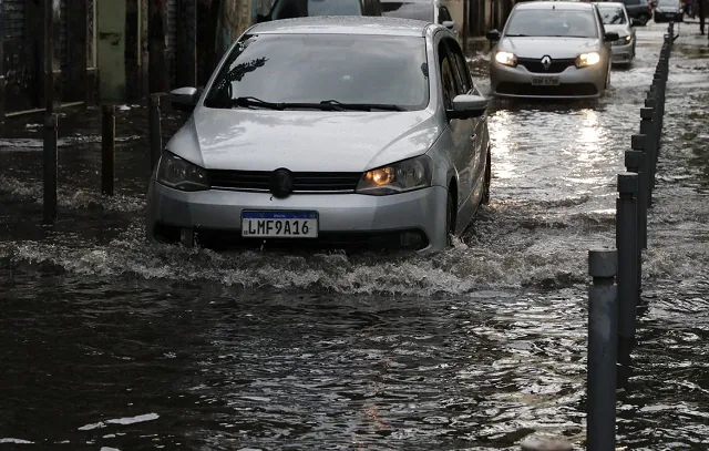 Chuvas deixam dois mortos e uma pessoa desaparecida no RJ