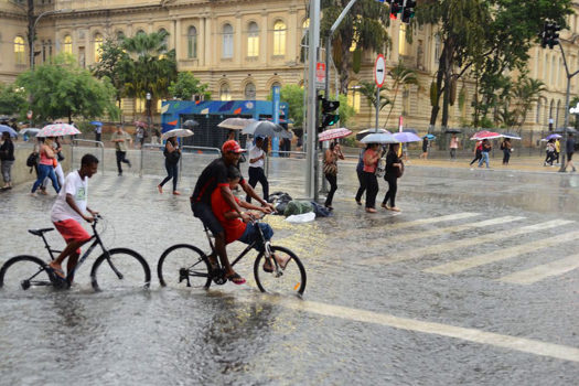 Tempestade colocou capital paulista em atenção para alagamentos