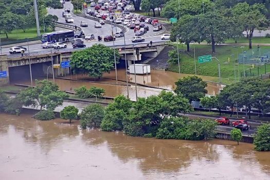 Com forte chuva e alagamentos, SP suspende rodízio de veículos