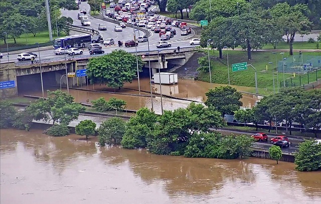 Com forte chuva e alagamentos