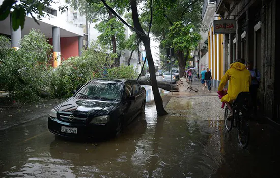 Rio entra em estágio de atenção por causa de chuva forte