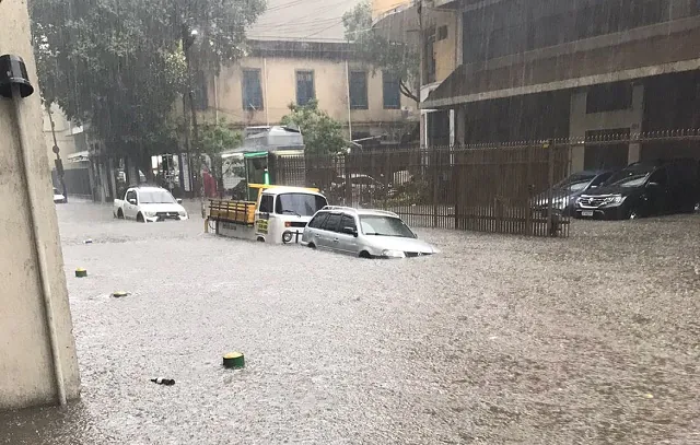 Homem e criança morrem durante temporal no RJ