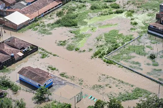 Inmet lança alerta de perigo com chuvas intensas no litoral do NE