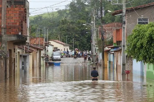 Vítimas de enchentes em cidades de Minas e da Bahia poderão sacar FGTS