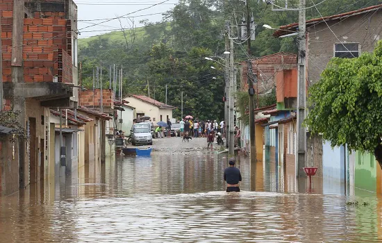 Vítimas de enchentes em cidades de Minas e da Bahia poderão sacar FGTS