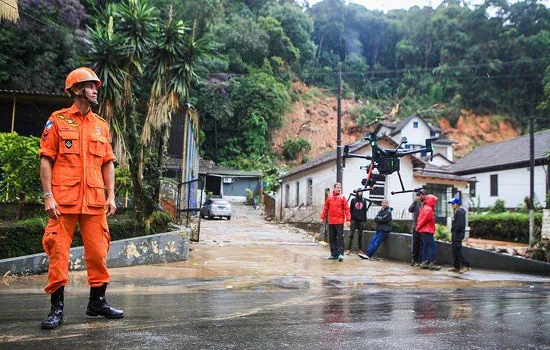 Petrópolis: Bombeiros retomam buscas por desaparecidos