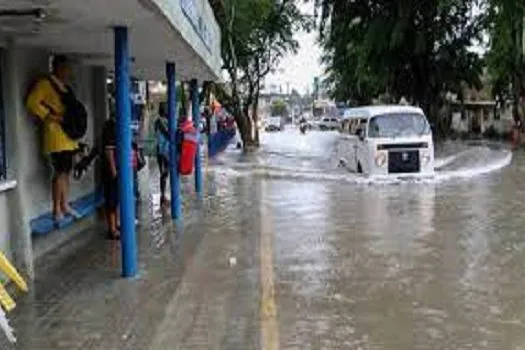 Chuvas afetam sistema de transporte e fecham comércio em parte do Recife