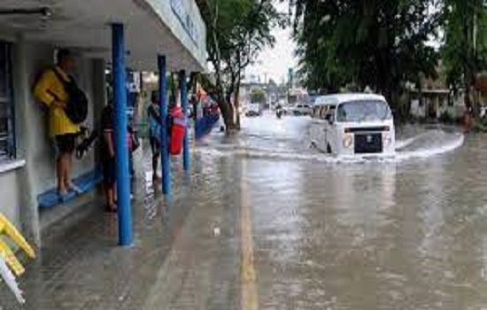 Chuvas afetam sistema de transporte e fecham comércio em parte do Recife