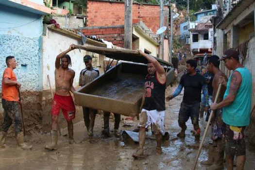 Veículos da Saúde entregam 27,8 toneladas de materiais doados à São Sebastião