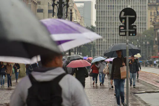 Chuvas em São Paulo arrastam carro e deixam pessoas ilhadas