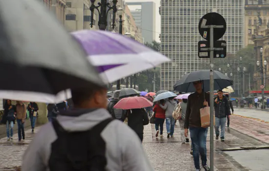 Chuvas em São Paulo arrastam carro e deixam pessoas ilhadas