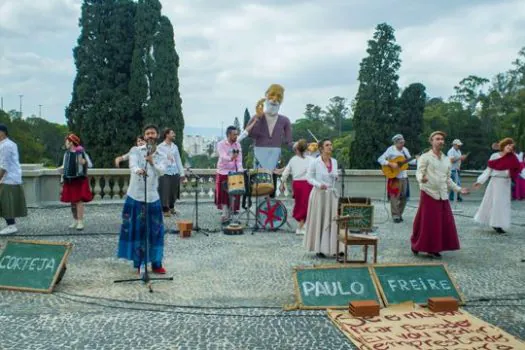 Cia do Tijolo estreia temporada de cortejos em homenagem ao centenário de Paulo Freire