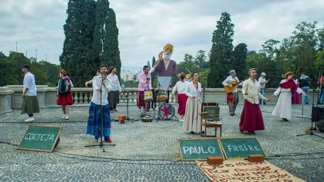 Cia do Tijolo estreia temporada de cortejos em homenagem ao centenário de Paulo Freire