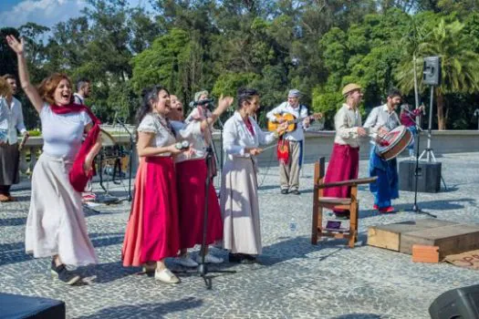 Cia do Tijolo apresenta cortejo cênico em homenagem ao centenário de Paulo Freire