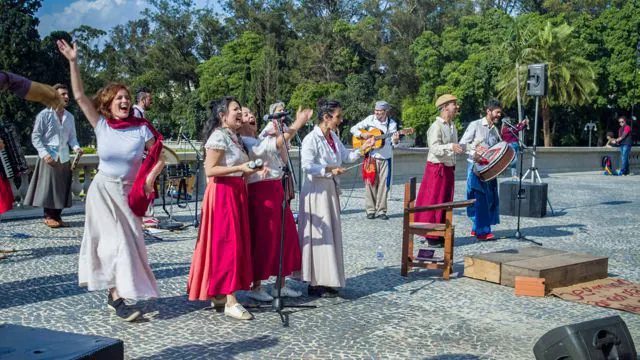 Cia do Tijolo apresenta cortejo cênico em homenagem ao centenário de Paulo Freire