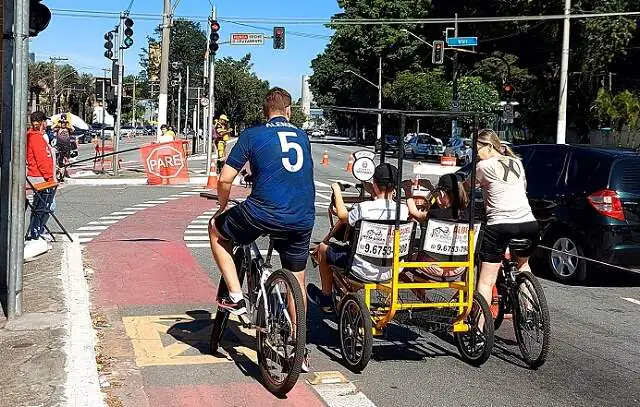 Ciclofaixas contam com mais de 700 orientadores para auxiliar na segurança